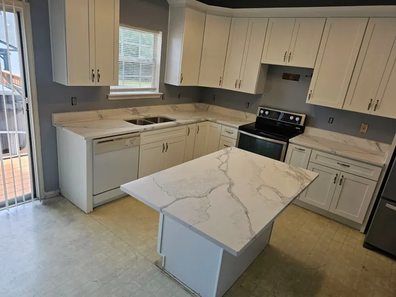 Calacatta-look kitchen island with white shaker cabinets – Beltway Countertops, Northern Virginia