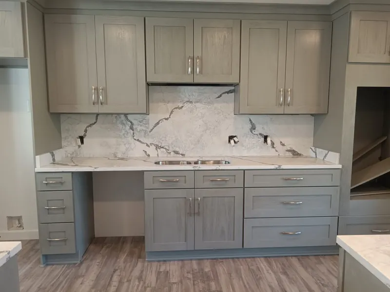 Full-height stone backsplash with gray shaker cabinets – Beltway Countertops, Northern Virginia