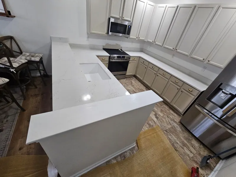 White quartz U-shaped kitchen with a raised bar – Beltway Countertops, Northern Virginia
